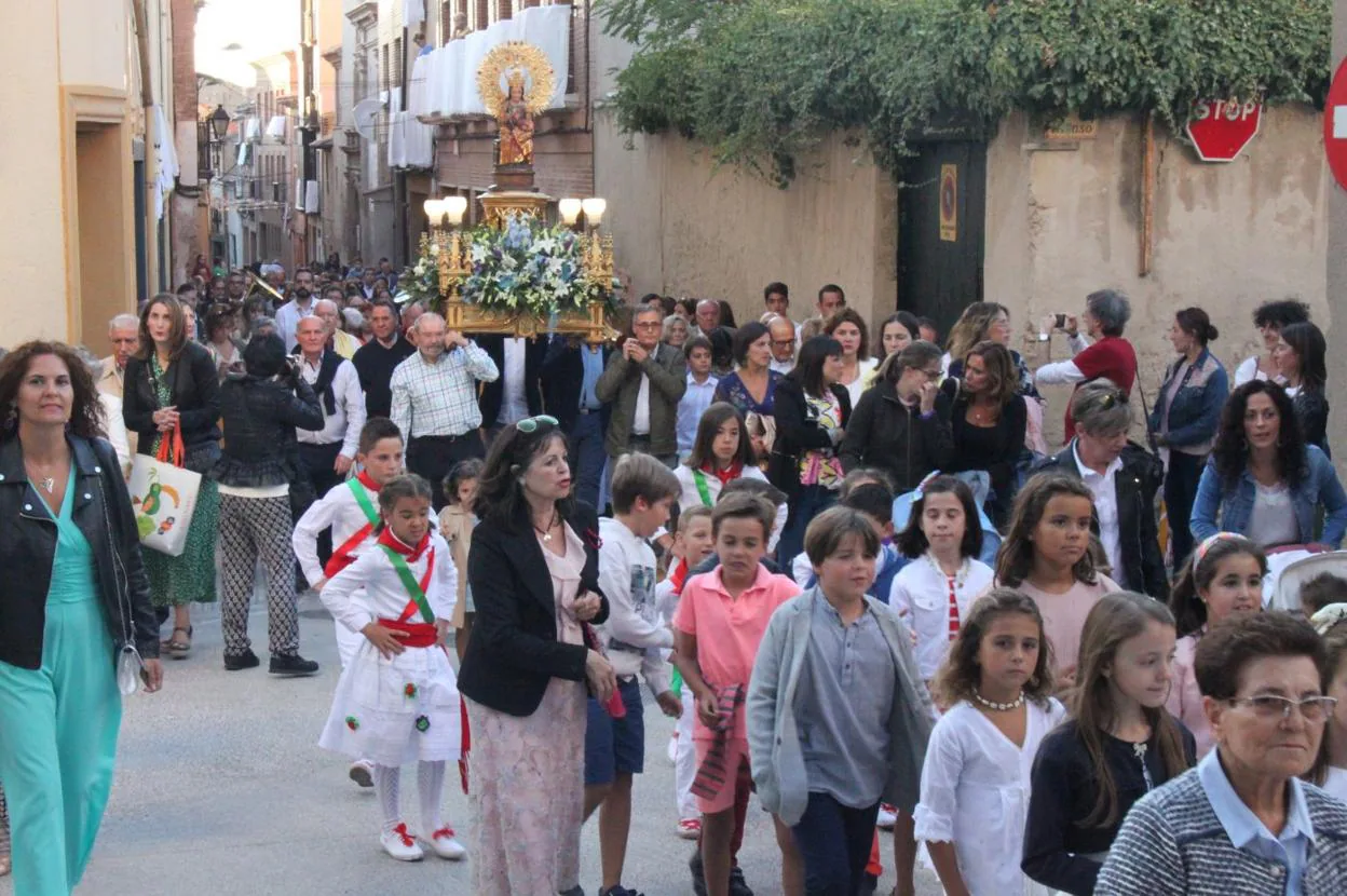 Cientos de alfareños de todas las edades acompañaron en procesión a la patrona en la tarde noche desde su iglesia hasta la colegiata de San Miguel. :: E.p.