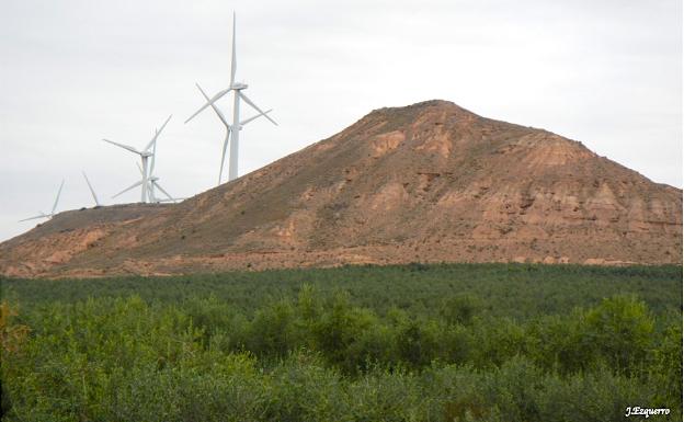 Imagen principal - La Maja y parque eólico de Raposeras, camino junto a la yasa de Majillonda y entrada a Pradejón