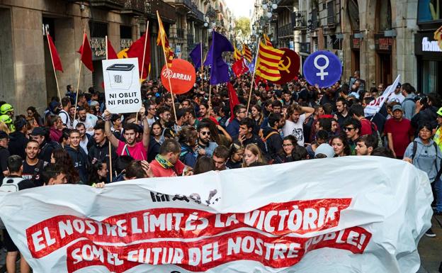 Manifestación de Arran, las juventudes de la CUP, por las calles del centro de Barcelona.
