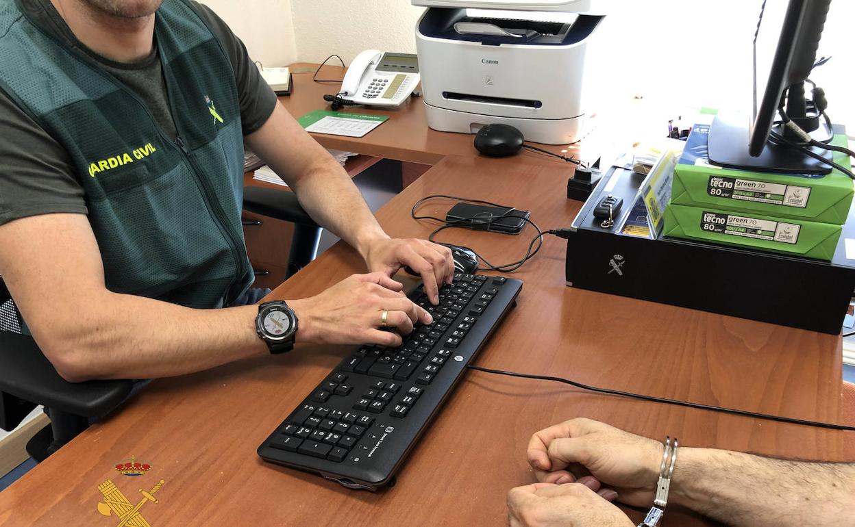 Detenidos dos individuos que robaban a sus vecinos en un edificio de Ezcaray