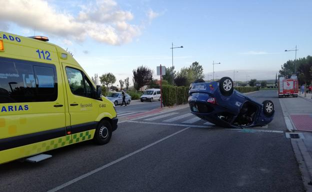 Herido al volcar su coche en la calle Ramón y Cajal de Haro