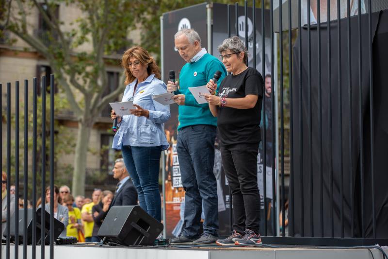 Cientos de miles de personas se manifestaron este miércoles en Barcelona a favor de la independencia y reclamando la libertad de los presos secesionistas. Según la Guardia Urbana, en torno a 600.000 personas participaron en la protesta organizada por la ANC y Ómnium Cultural, convertida ya en una tradición en el inicio político en Cataluña. La jornada terminó con el desalojo del parque de la Ciutadella de Barcelona tras dispersar a los cerca de 300 manifestantes independentistas que se concentraban las puertas del Parlament, entre insultos y momentos de tensión de los Mossos d'Esquadra con algunos grupos de activistas.