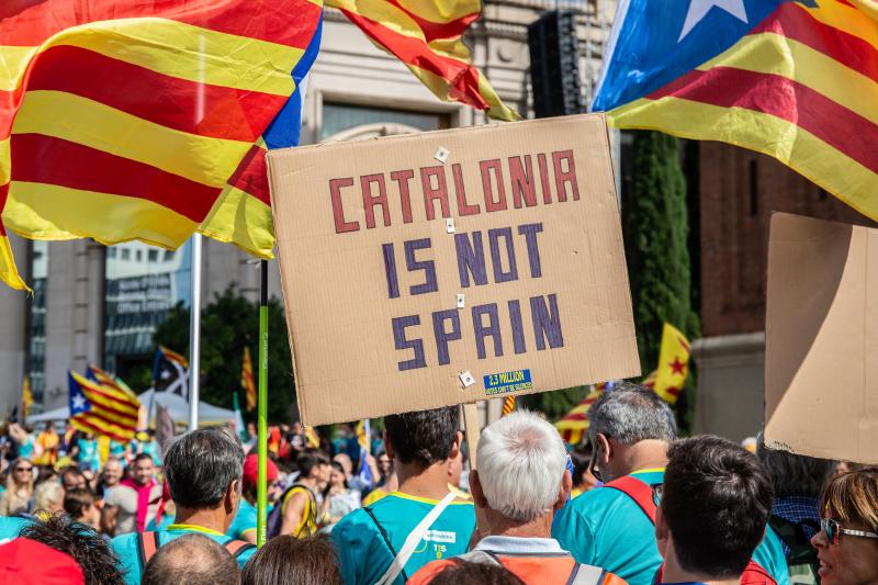 Cientos de miles de personas se manifestaron este miércoles en Barcelona a favor de la independencia y reclamando la libertad de los presos secesionistas. Según la Guardia Urbana, en torno a 600.000 personas participaron en la protesta organizada por la ANC y Ómnium Cultural, convertida ya en una tradición en el inicio político en Cataluña. La jornada terminó con el desalojo del parque de la Ciutadella de Barcelona tras dispersar a los cerca de 300 manifestantes independentistas que se concentraban las puertas del Parlament, entre insultos y momentos de tensión de los Mossos d'Esquadra con algunos grupos de activistas.