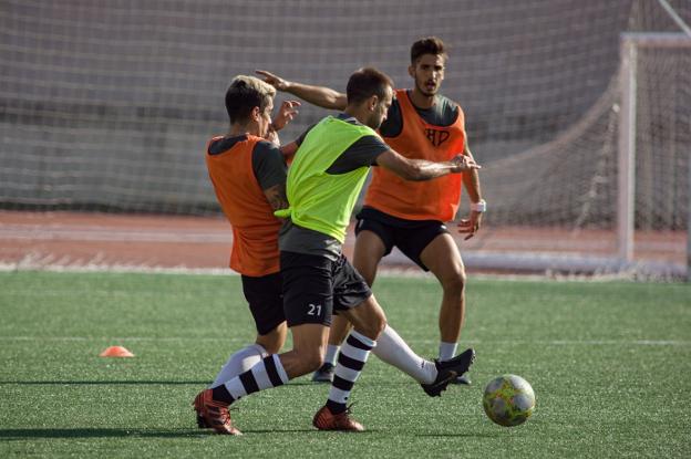 Unai y Aimar pugnan por el balón ante la mirada de Facu. :: DOnezar.