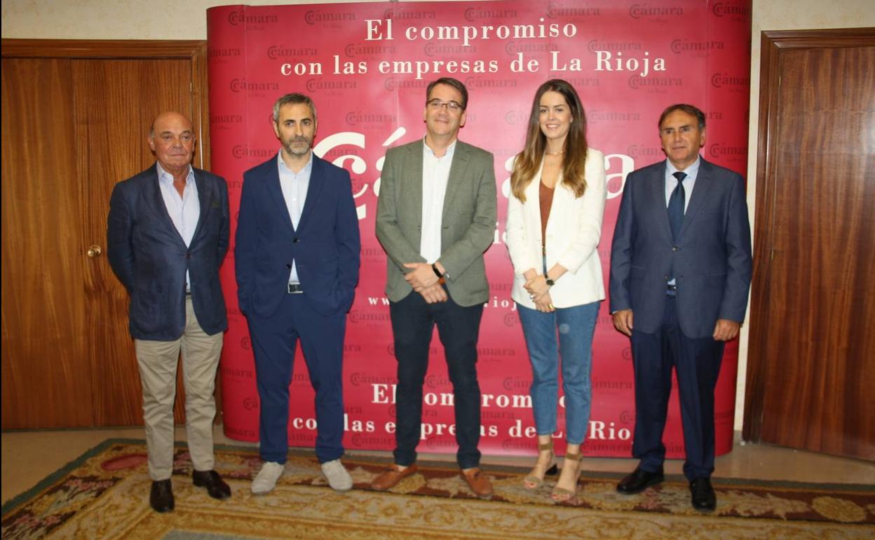 El presidente de la Cámara de Comercio riojana, Jaime García-Calzada, ha presentado este jueves en una rueda informativa a los premiados.