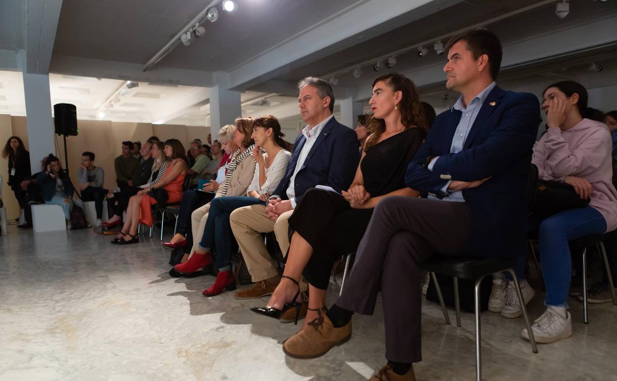 Luis Cacho, tercero por la derecha, durante la inauguración de la ESDIR