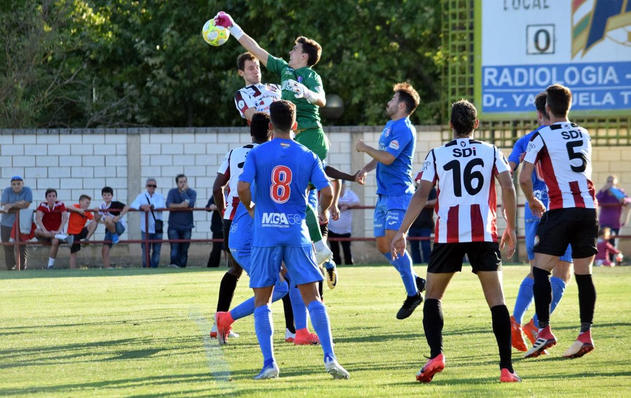 Adrián, portero del Calahorra B, despeja el esférico. 