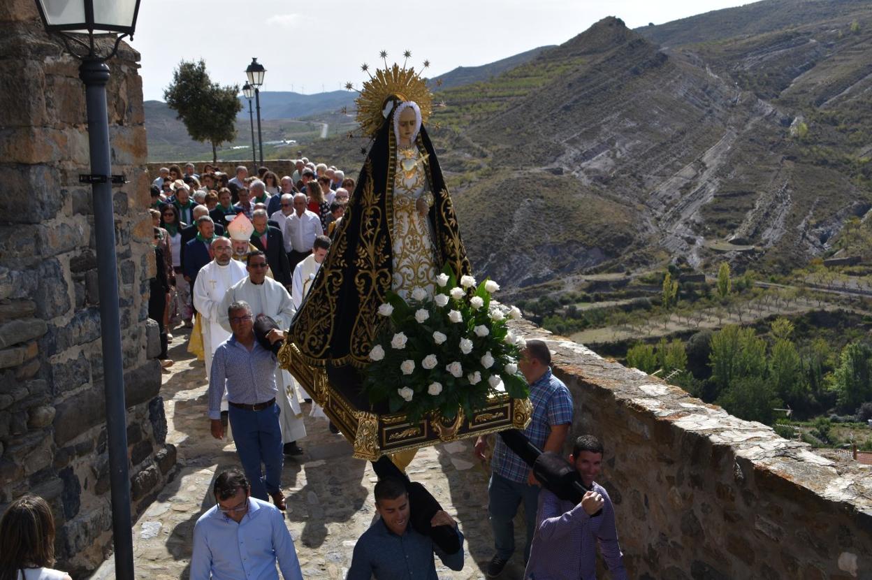 Procesión de la Virgen de la Soledad, ayer en Cornago. :: sanda