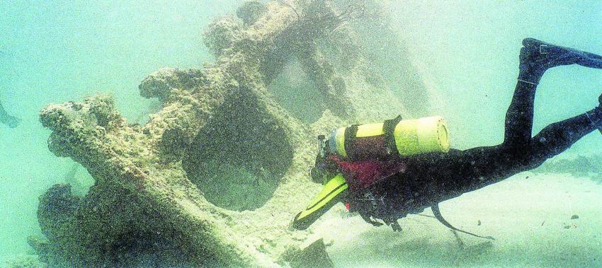 Imagen de una de las expediciones de García Echegoyen para investigar los restos del Valbanera. 