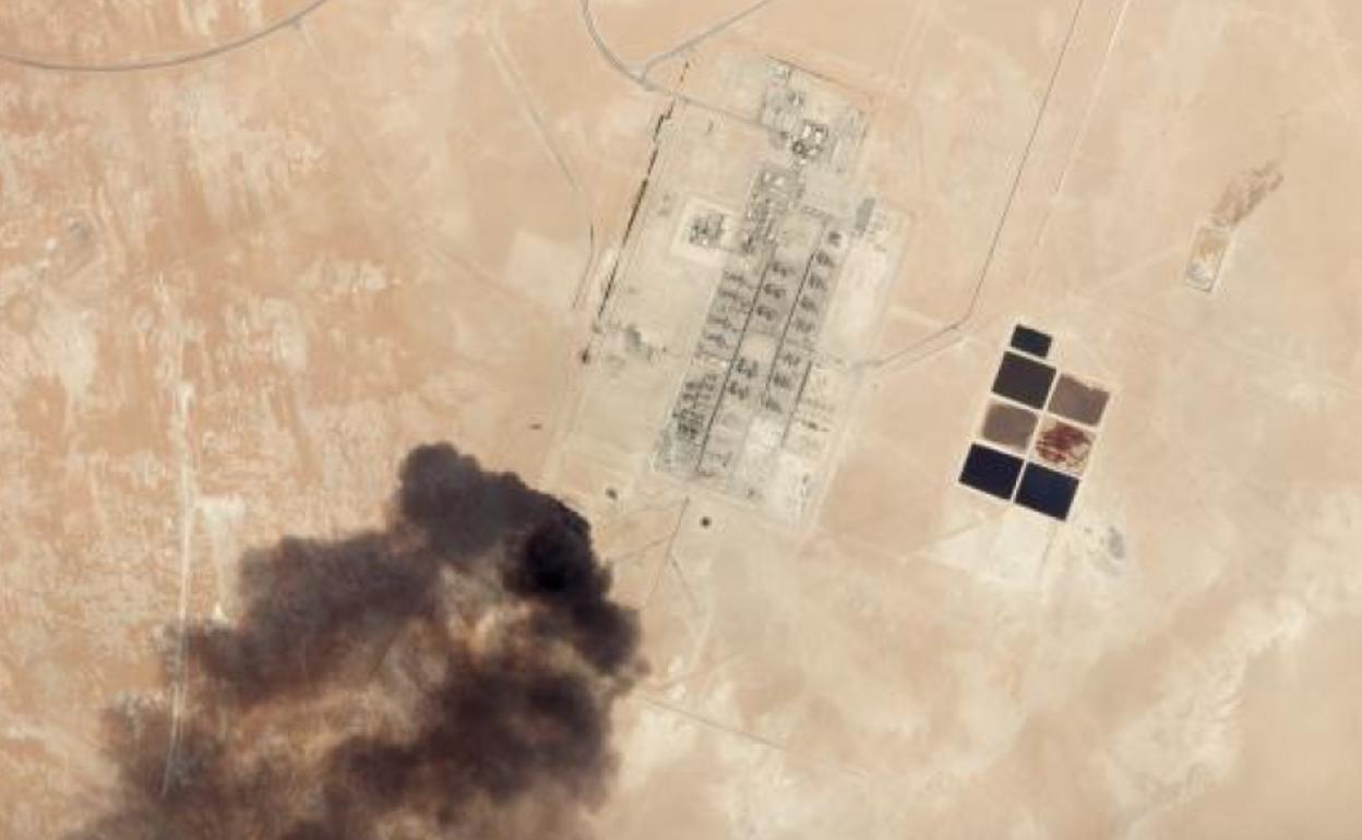 Una imagen de satélite muestra un aparente ataque de drones en una instalación petrolera de Aramco, en Harad.
