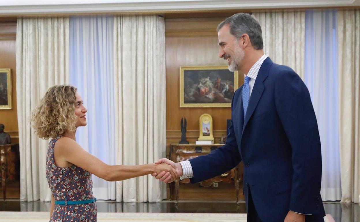 La presidenta del Congreso, Meritxell Batet, saluda a Felipe VI.