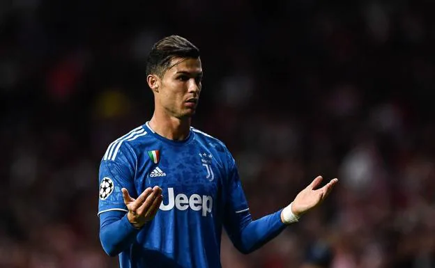 Cristiano Ronaldo hace un gesto a la grada del Metropolitano. 