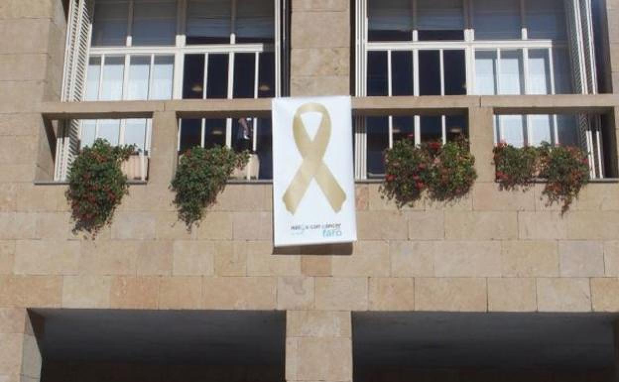Lazo dorado en la fachada del Ayuntamiento, el año pasado.