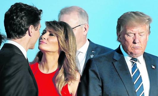 Melania Trump saluda a Trudeau en el último G-7