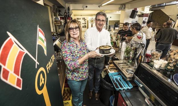 Lourdes Espiga, y su hermano Eduardo, en el ambigú. 