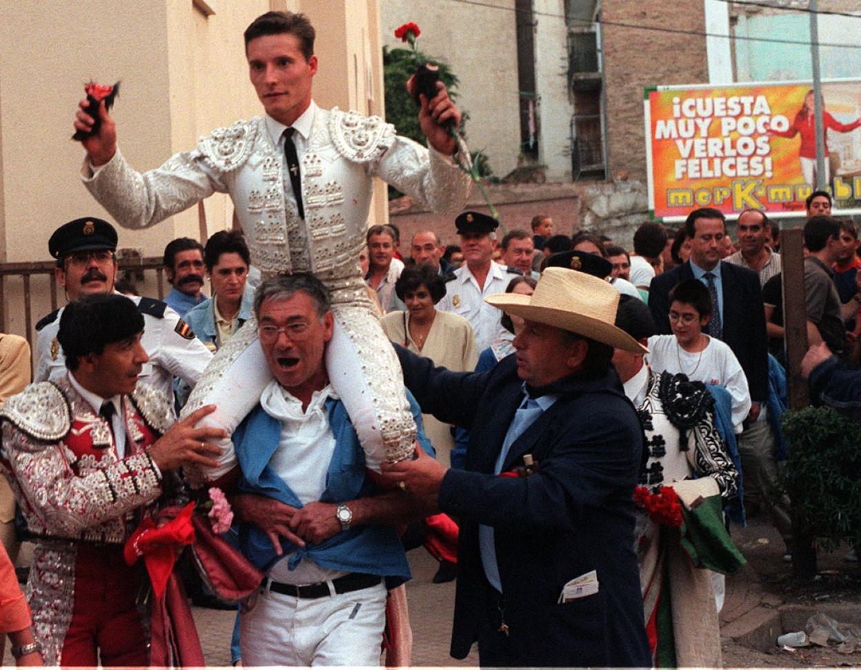 Salida a hombros de Diego Urdiales en la tarde de su debut en San Mateo, 26 de septiembre de 1999.