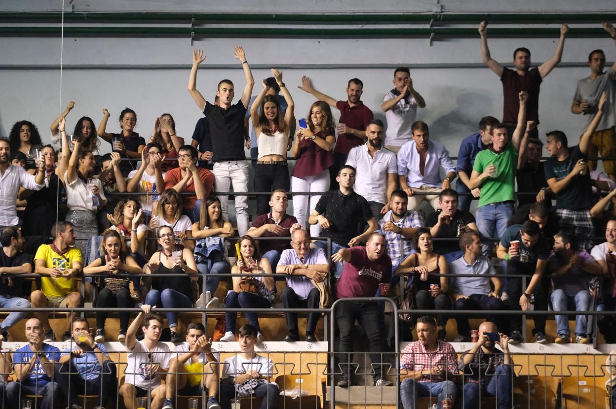 Lleno ayer en el Adarraga y ambiente festivo. :