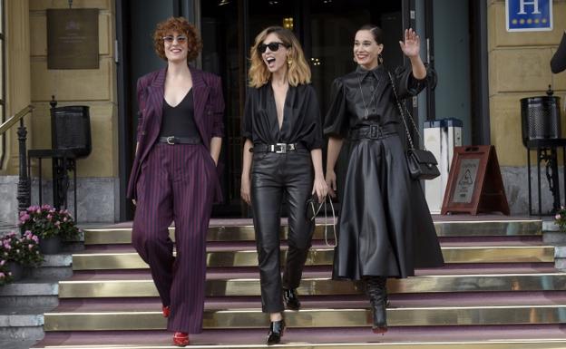 Aixa Villagrán, Leticia Dolera y Celia Freijeiro, las tres protagonistas, en la entrada del hotel María Cristina.