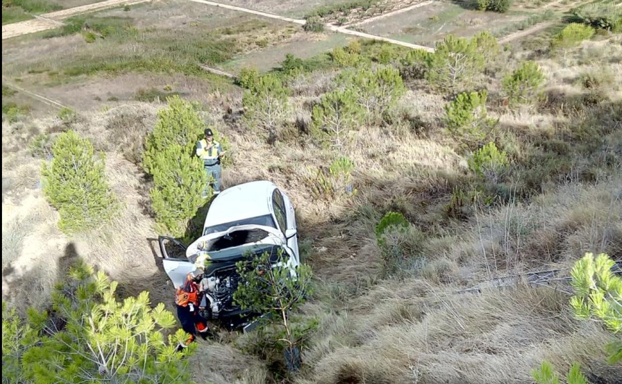 Rescatado un conductor que había caído por un terraplén de diez metros en Alcanadre