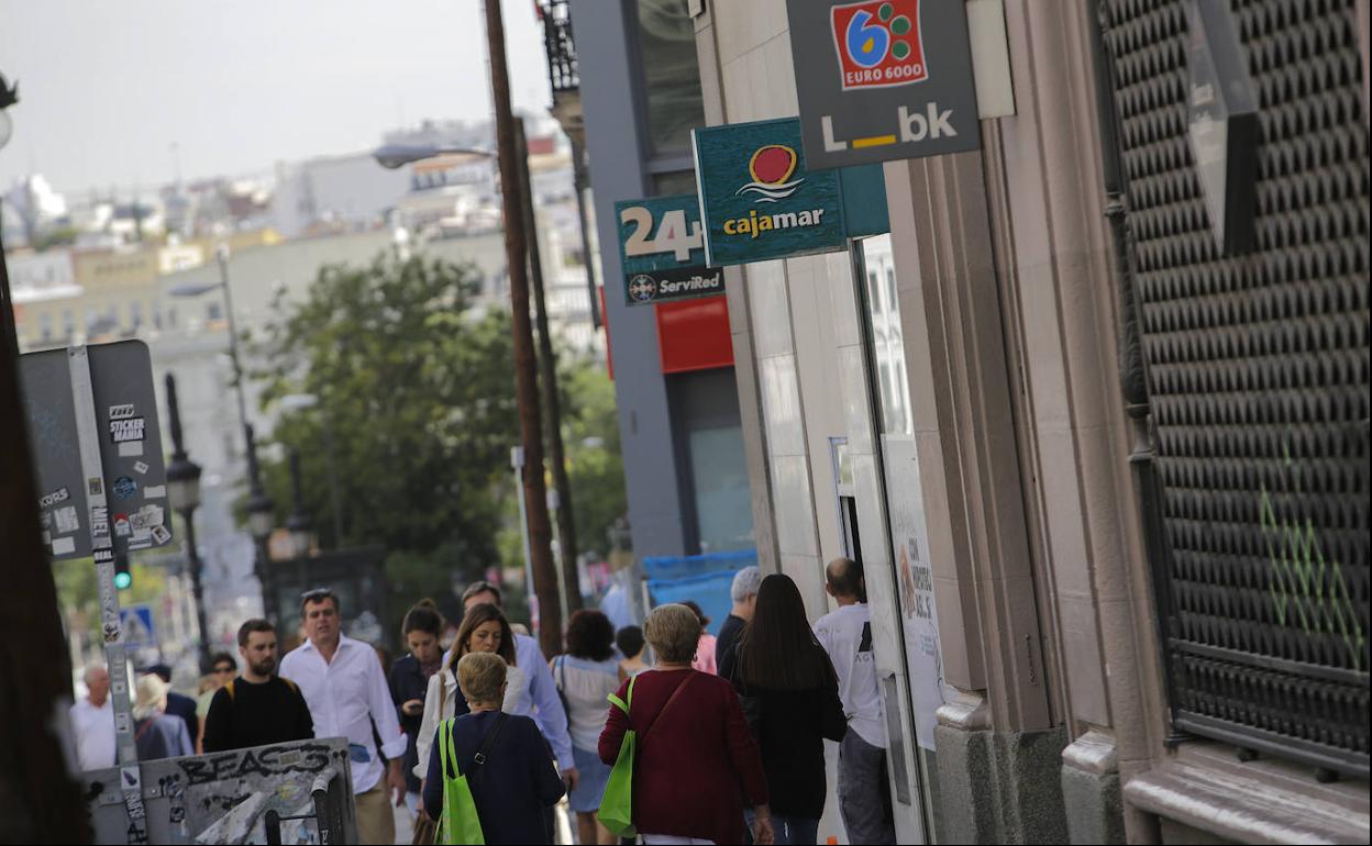 Varias entidades financieras en una calle de Madrid.