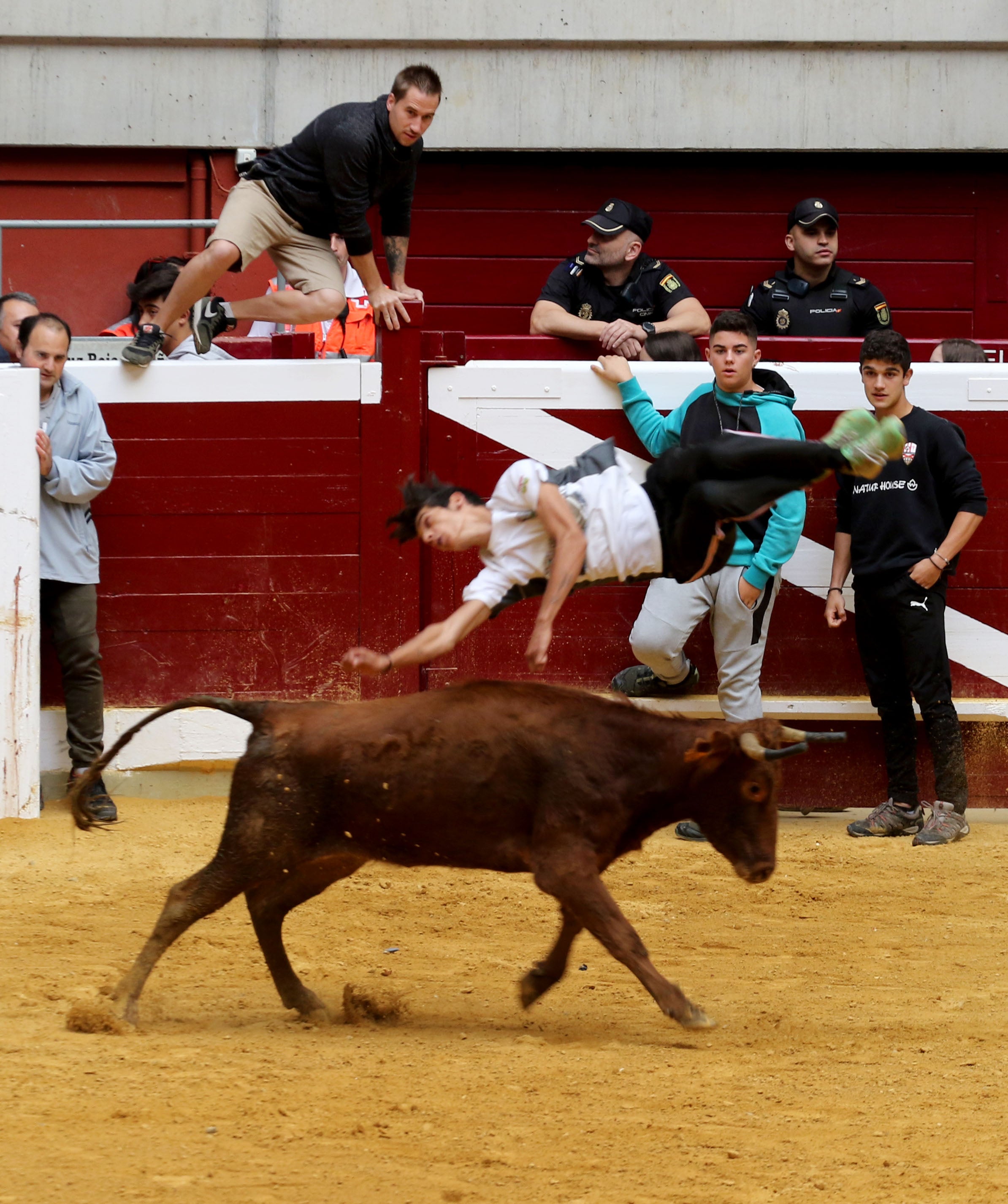 Fotos: Volteretas y un susto en las vaquillas