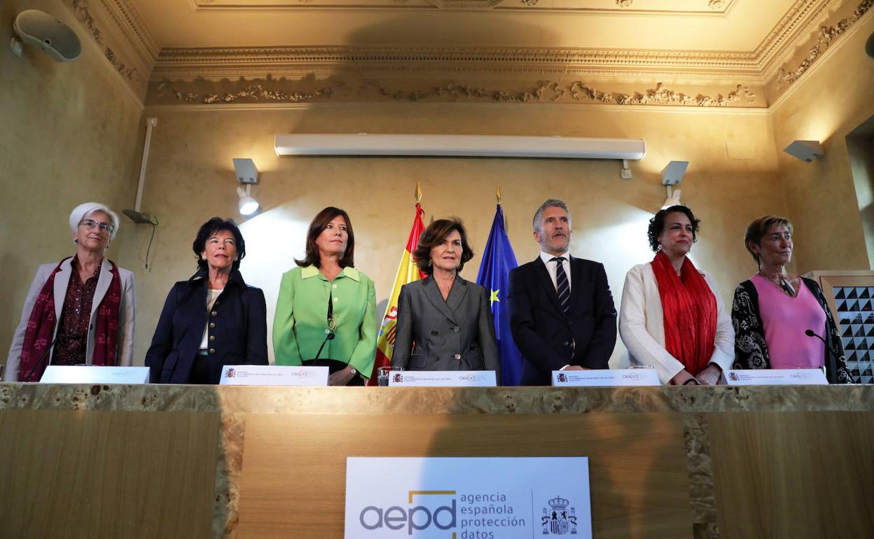 María José Segarra, Isabel Celaá, Mar España, Carmen Calvo, Fernando Grande-Marlaska, Magdalena Valerio y Victoria Ortega en la sede de la Agencia Española de Protección de Datos