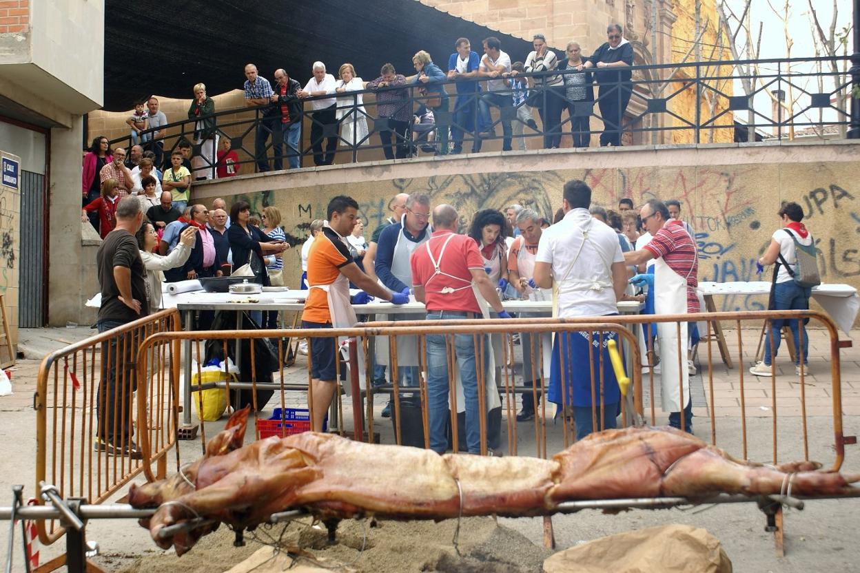 Los cerdos fueron asados a fuego de carbón vegetal. 