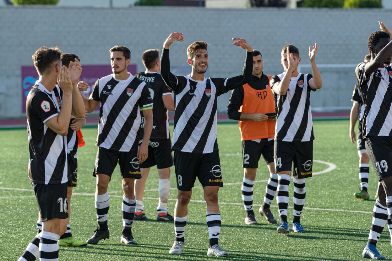 Los jugadores del Haro Deportivo en el césped de El Mazo tras su victoria contra el Guijuelo. 