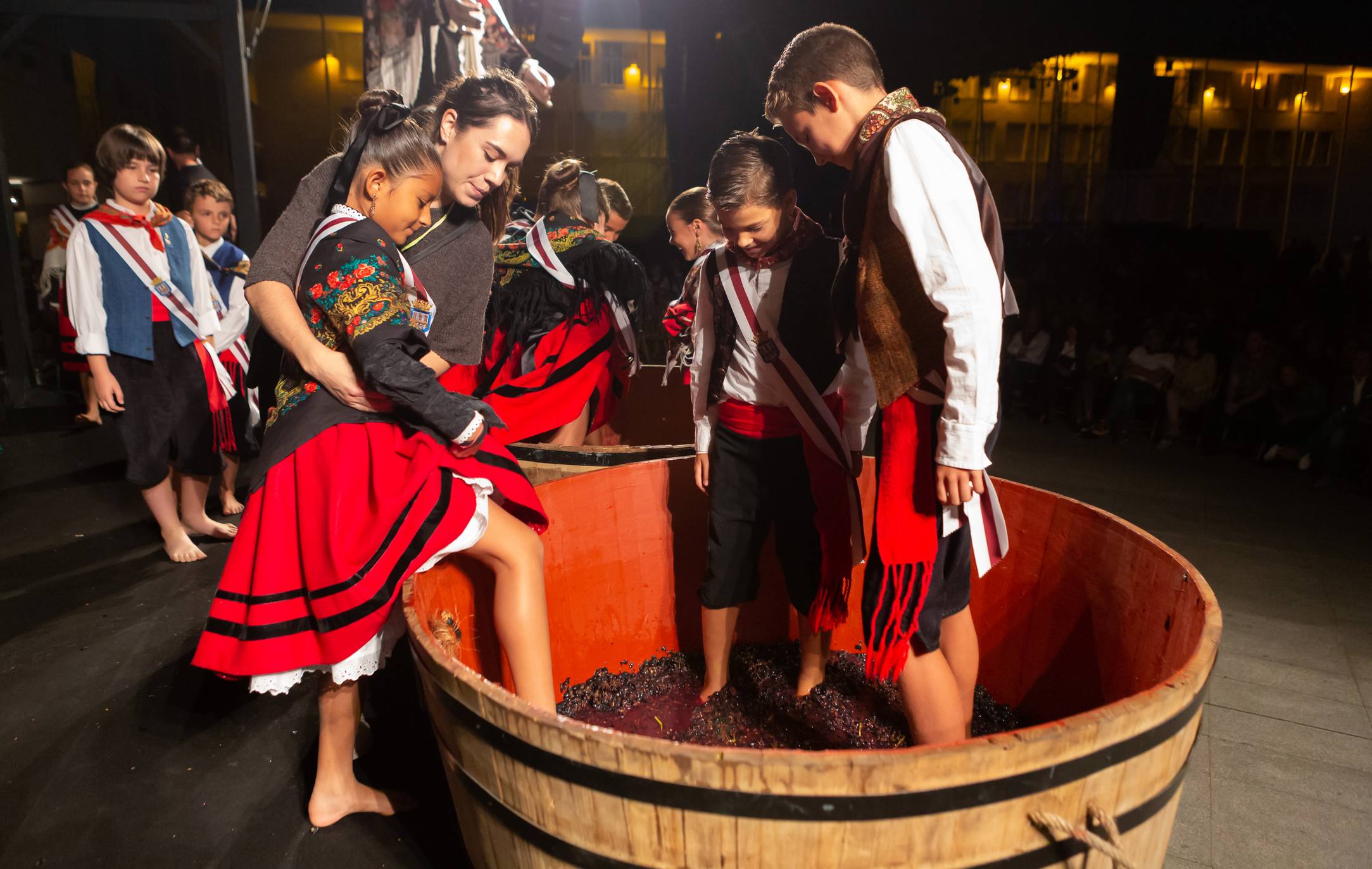 Los Voluntarios de Logroño fueron protagonistas de la edición de este año del pisado popular de uvas.
