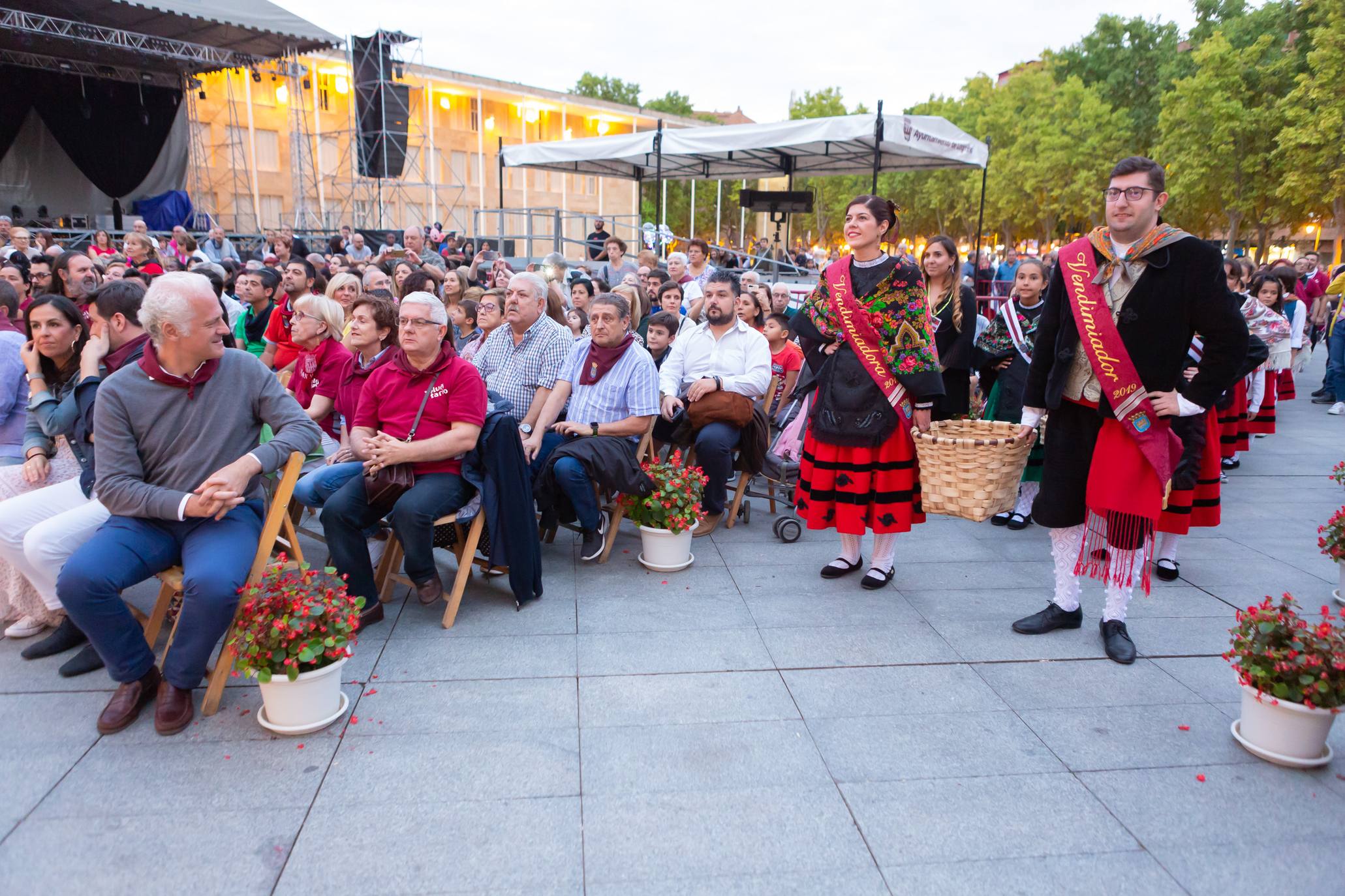 Los Voluntarios de Logroño fueron protagonistas de la edición de este año del pisado popular de uvas.