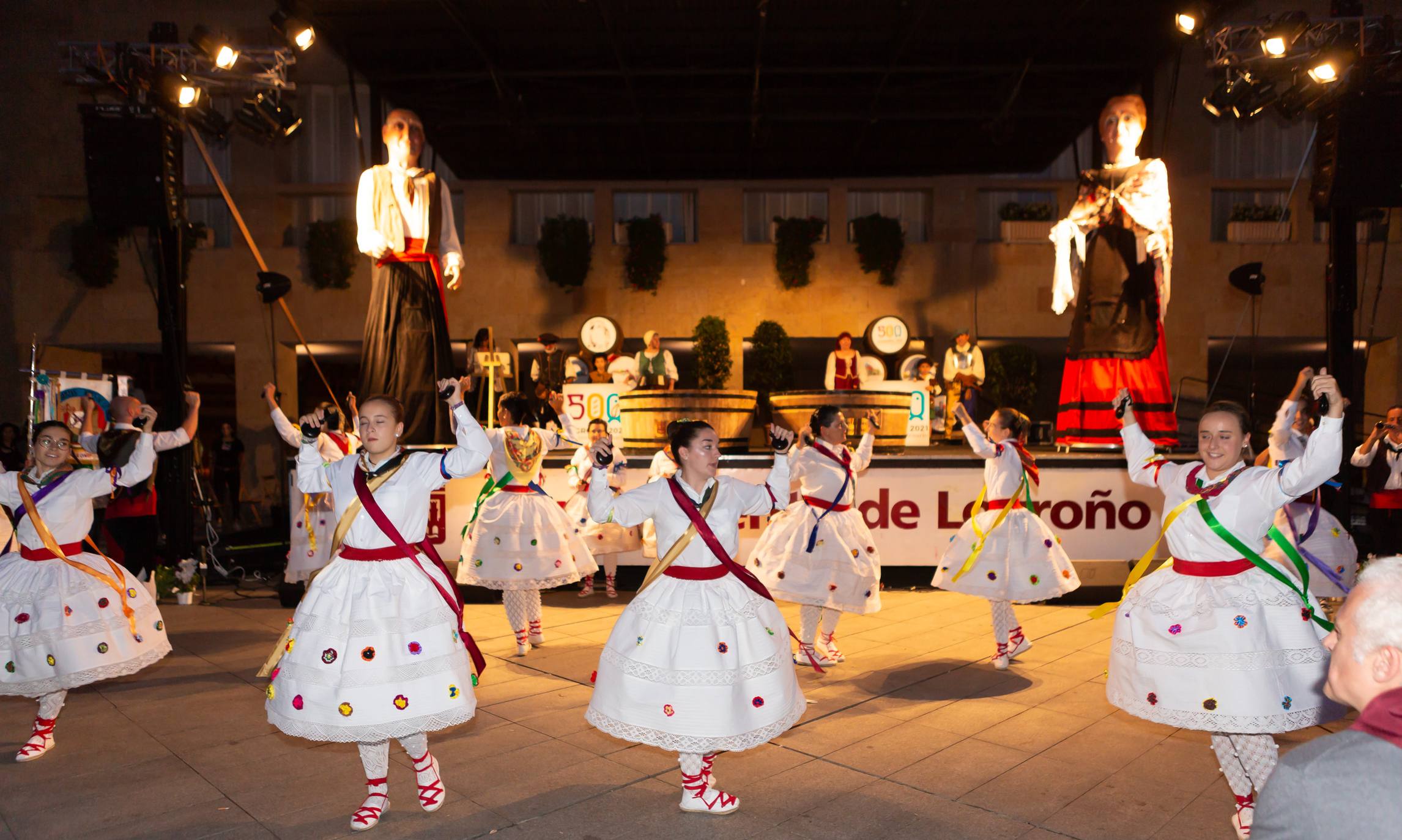 Los Voluntarios de Logroño fueron protagonistas de la edición de este año del pisado popular de uvas.