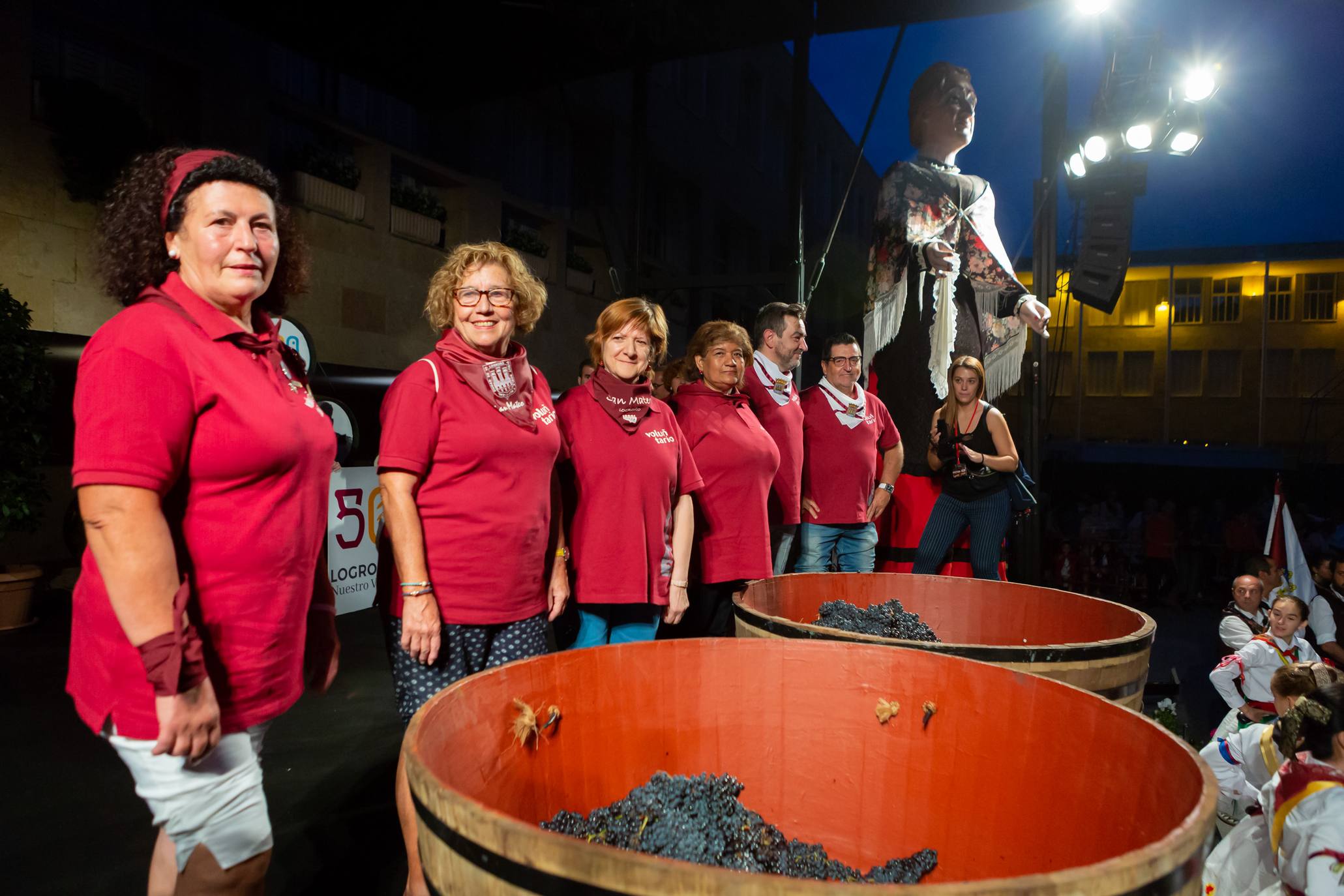 Los Voluntarios de Logroño fueron protagonistas de la edición de este año del pisado popular de uvas.