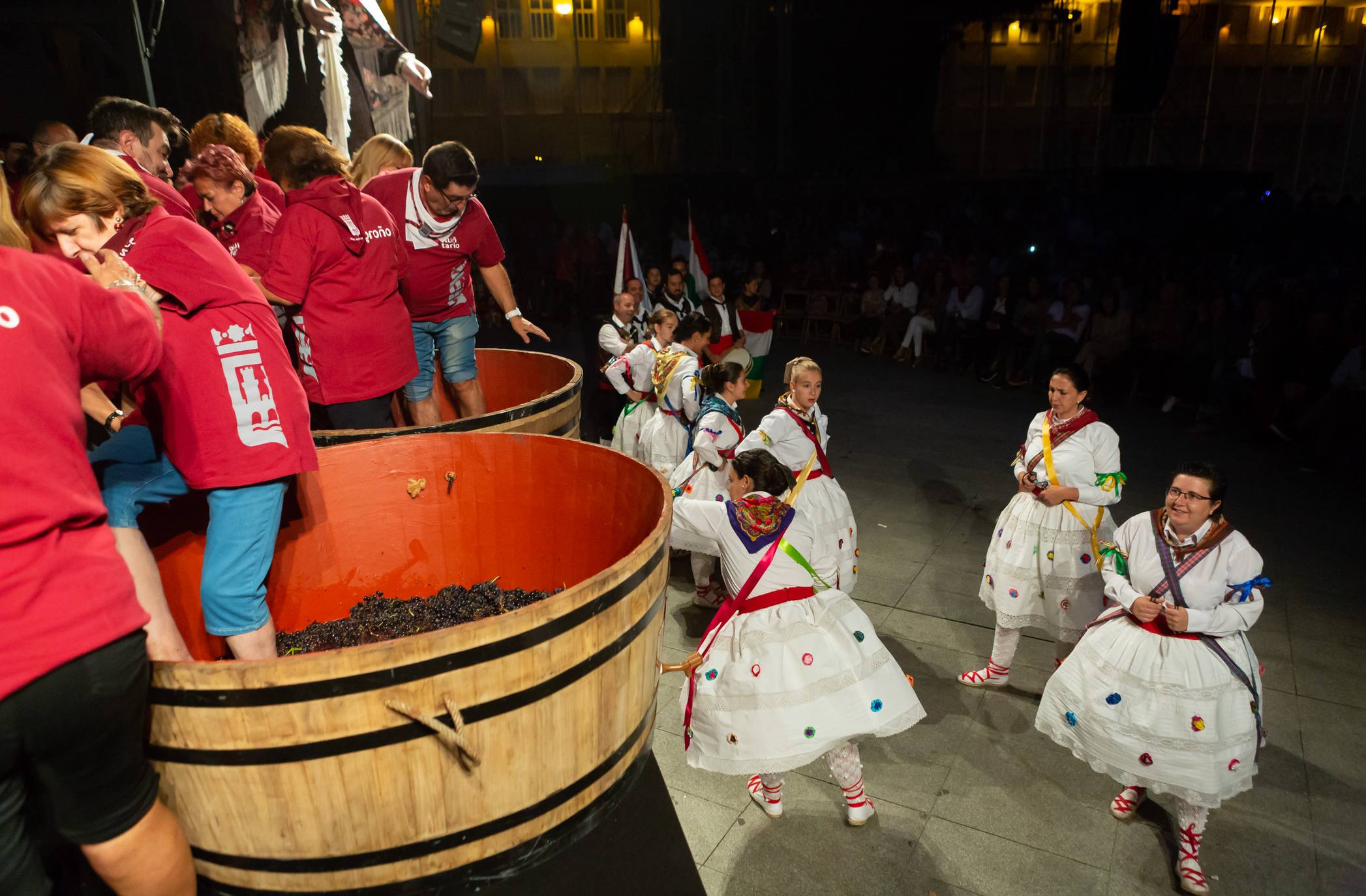 Los Voluntarios de Logroño fueron protagonistas de la edición de este año del pisado popular de uvas.