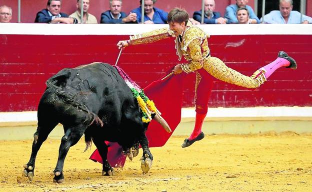 Juan Leal, en pleno salto a la hora de la suerte suprema.