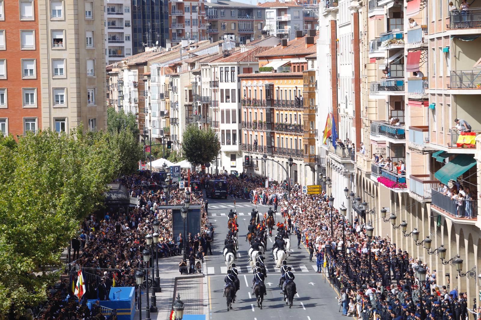 El Espolón ha acogido el acto central del Día de la Policía, en el que han desfilado más de 250 agentes y se ha entregado una bandera de España a la Jefatura Superior de Policía de La Rioja.