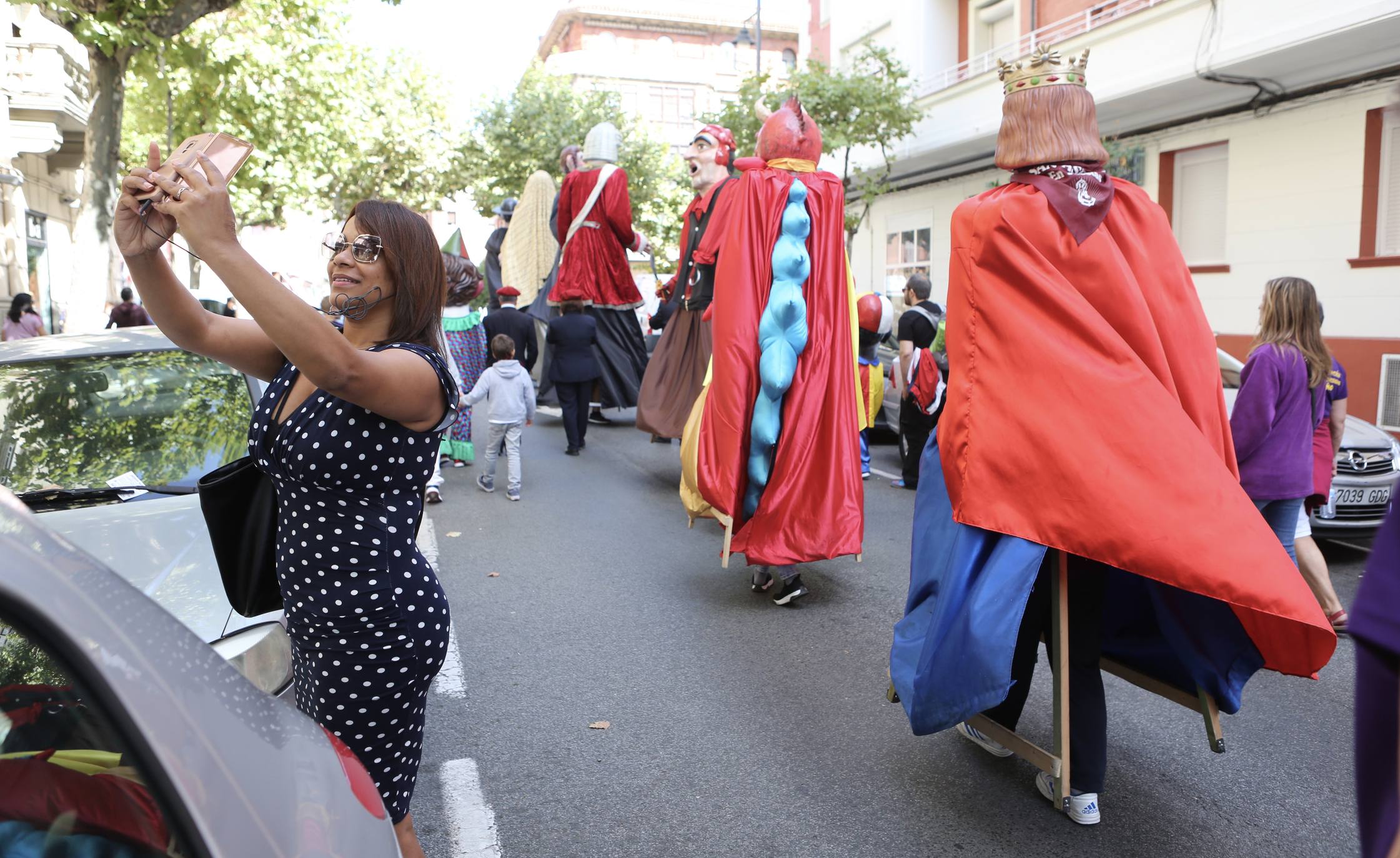 Pequeños y mayores disfrutan de los Gigantes y Cabezudos