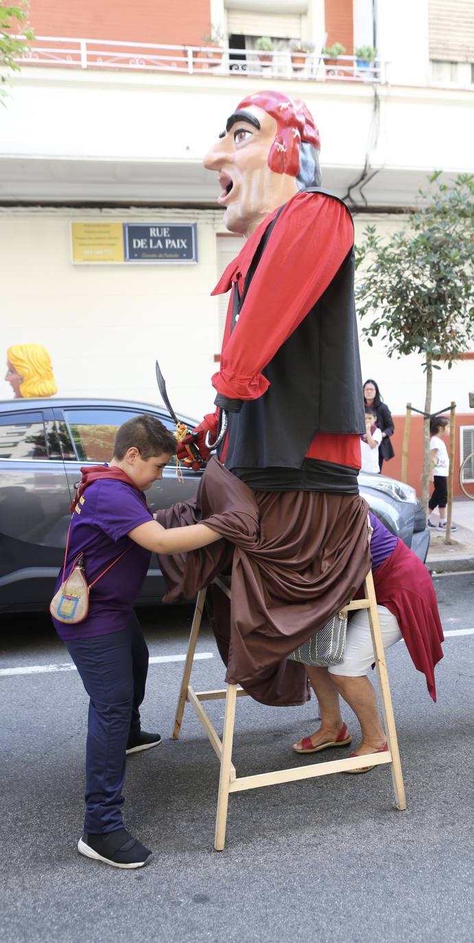 Pequeños y mayores disfrutan de los Gigantes y Cabezudos