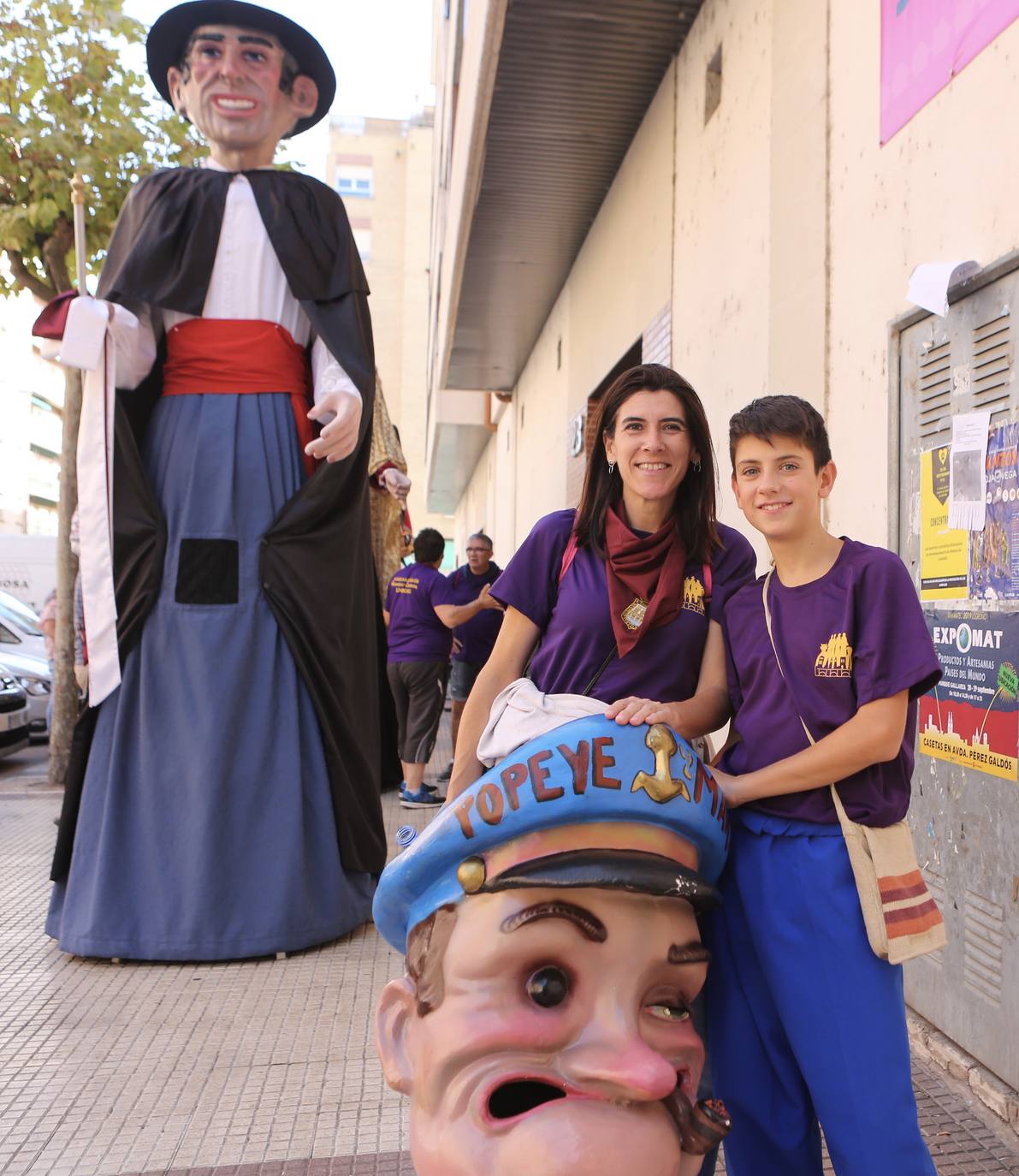 Pequeños y mayores disfrutan de los Gigantes y Cabezudos