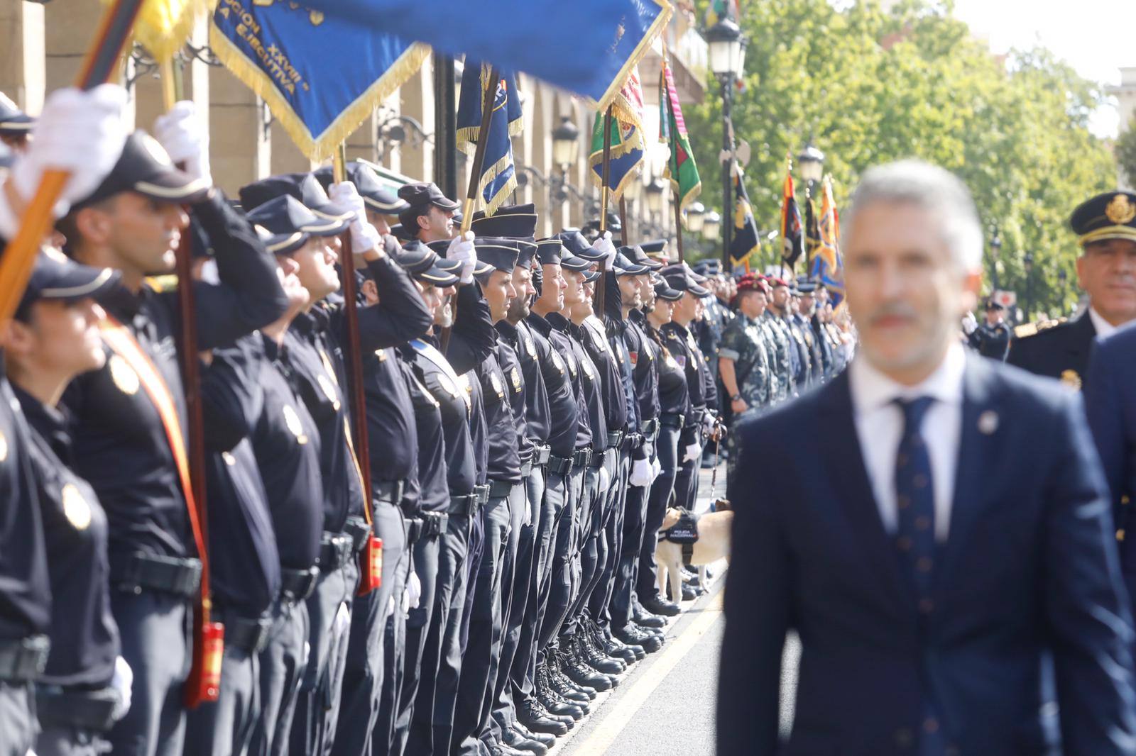 El ministro del Interior en funciones, Fernando Grande-Marlaska, preside el acto central del Día de la Policía, en el que desfilan más de 250 agentes. 