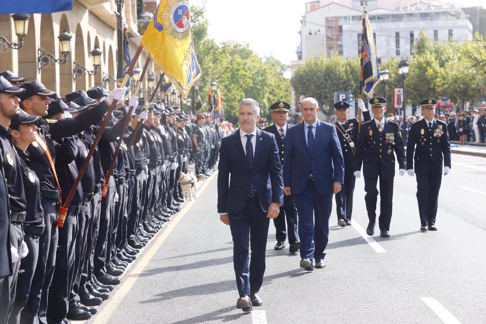 El ministro del Interior en funciones, Fernando Grande-Marlaska, preside el acto central del Día de la Policía, en el que desfilan más de 250 agentes. 