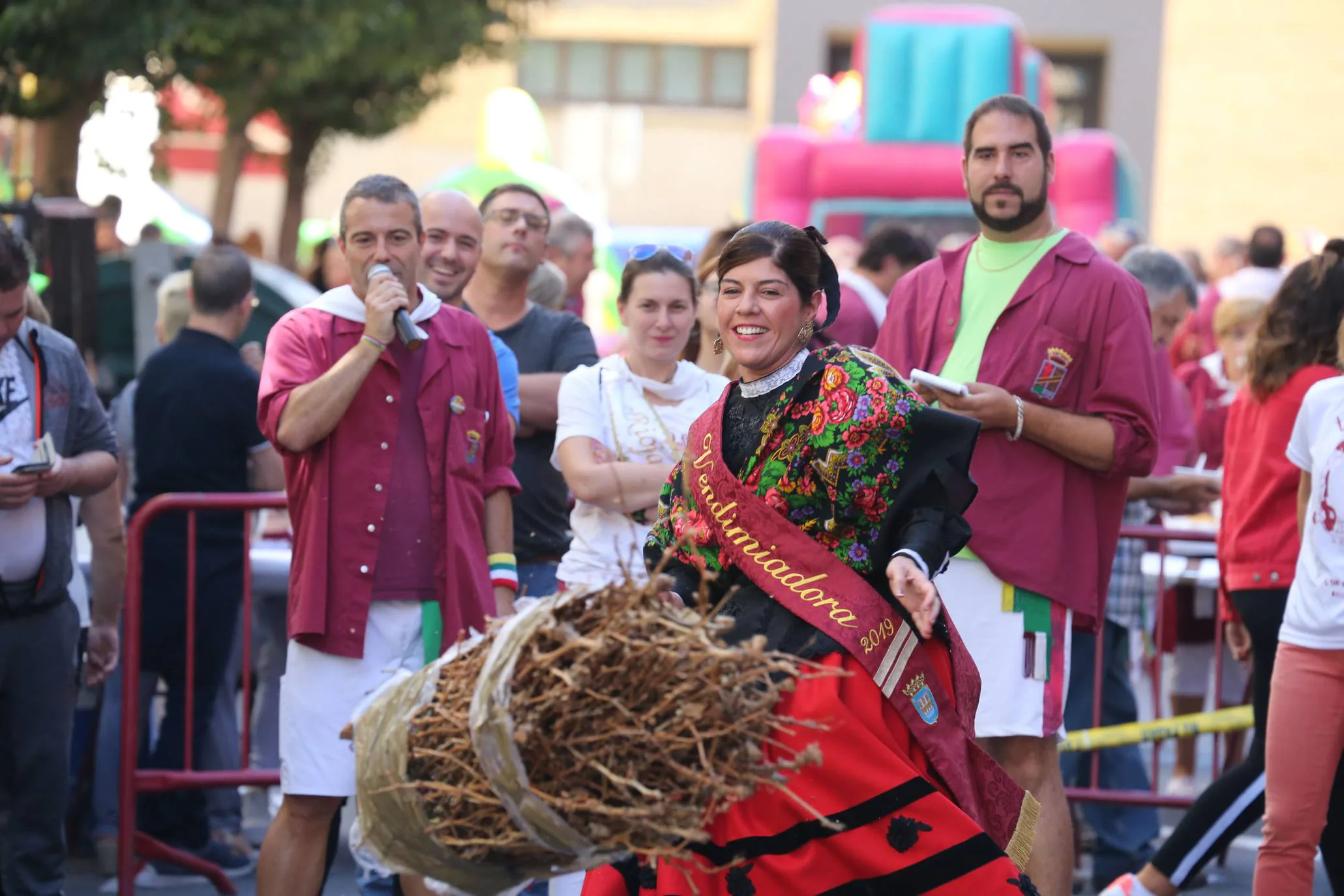 La calle San Matías acoge el VII Concurso de lanzamiento de gavillas de San Mateo