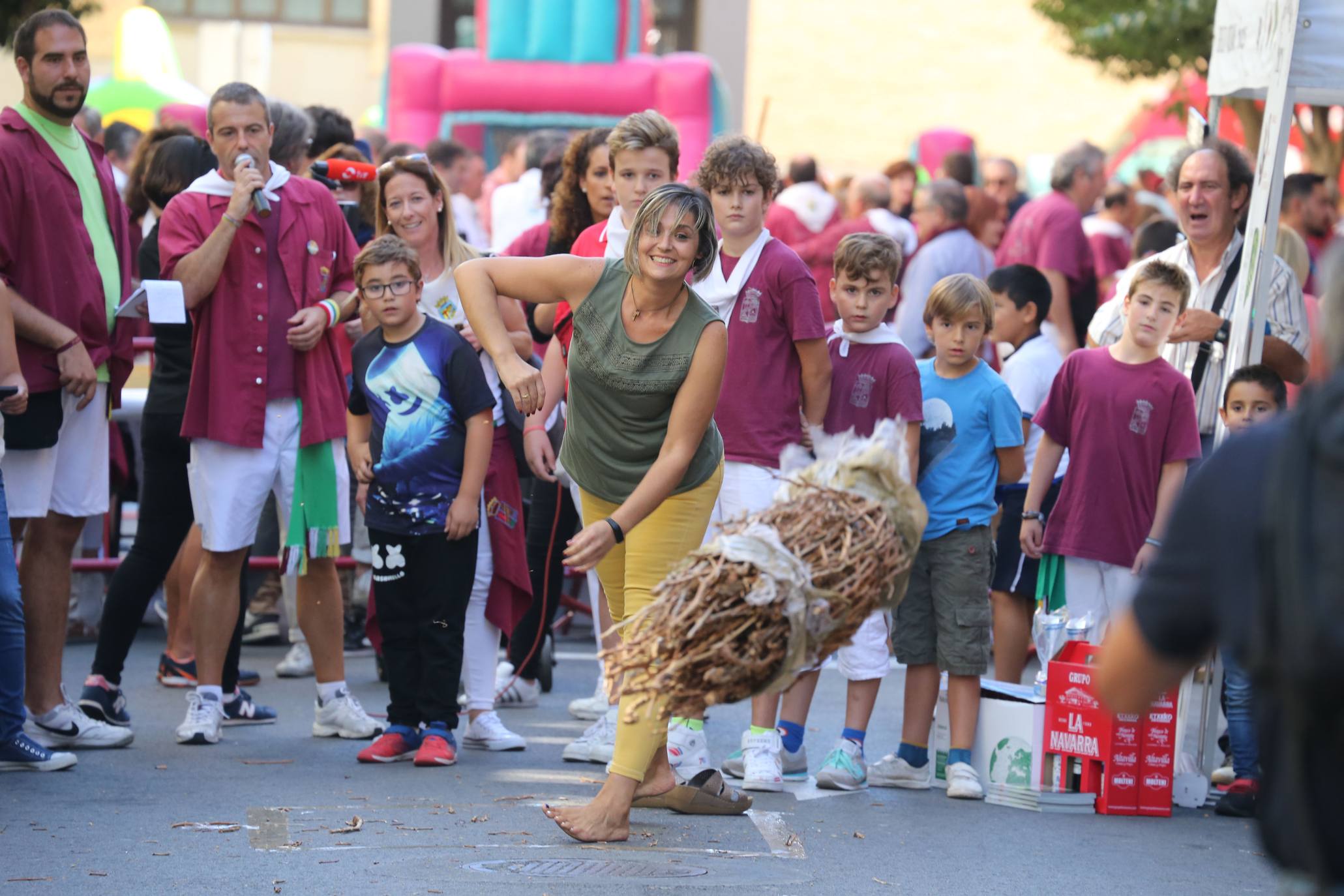 La calle San Matías acoge el VII Concurso de lanzamiento de gavillas de San Mateo