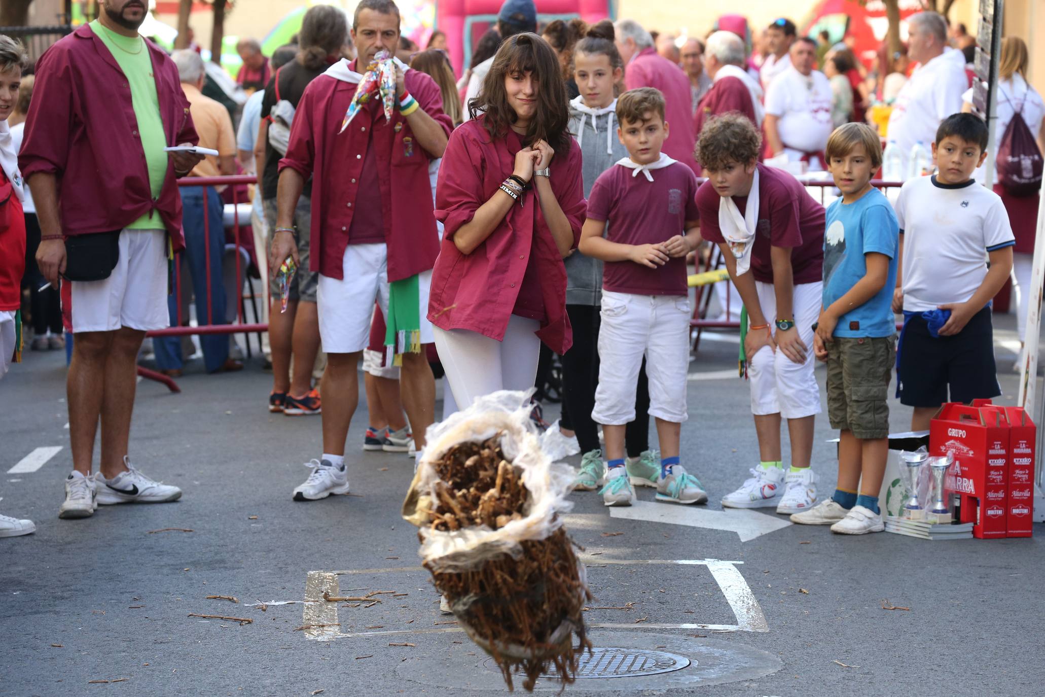 La calle San Matías acoge el VII Concurso de lanzamiento de gavillas de San Mateo