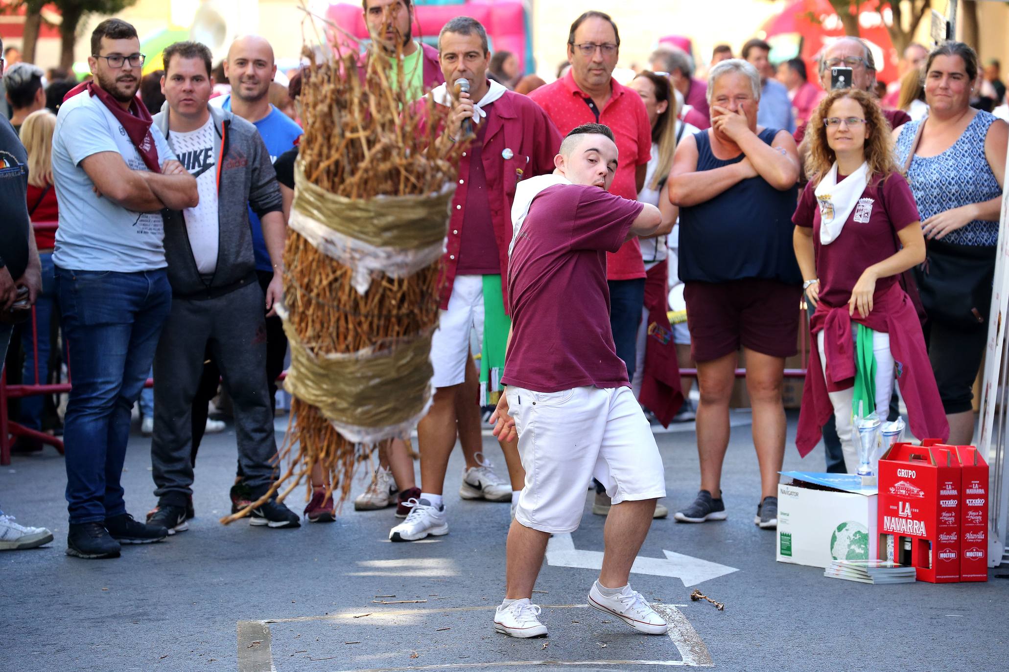 La calle San Matías acoge el VII Concurso de lanzamiento de gavillas de San Mateo