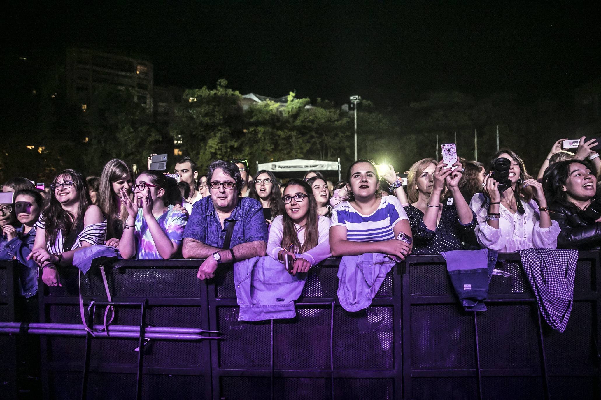 El cantante deslumbró en Logroño con un traje muy llamativo