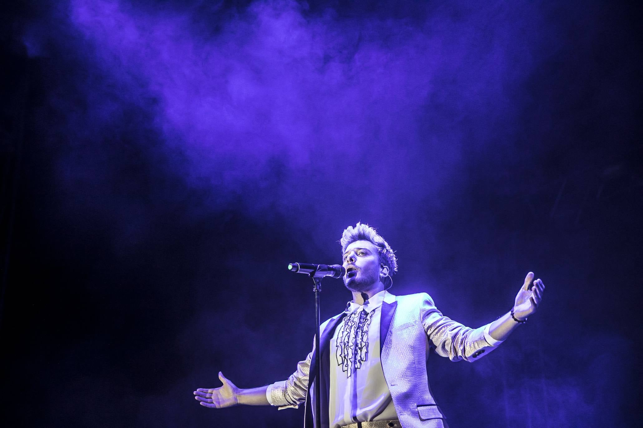 El cantante deslumbró en Logroño con un traje muy llamativo