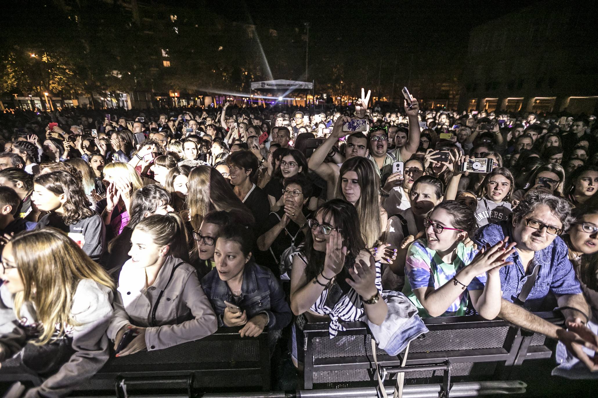 El cantante deslumbró en Logroño con un traje muy llamativo