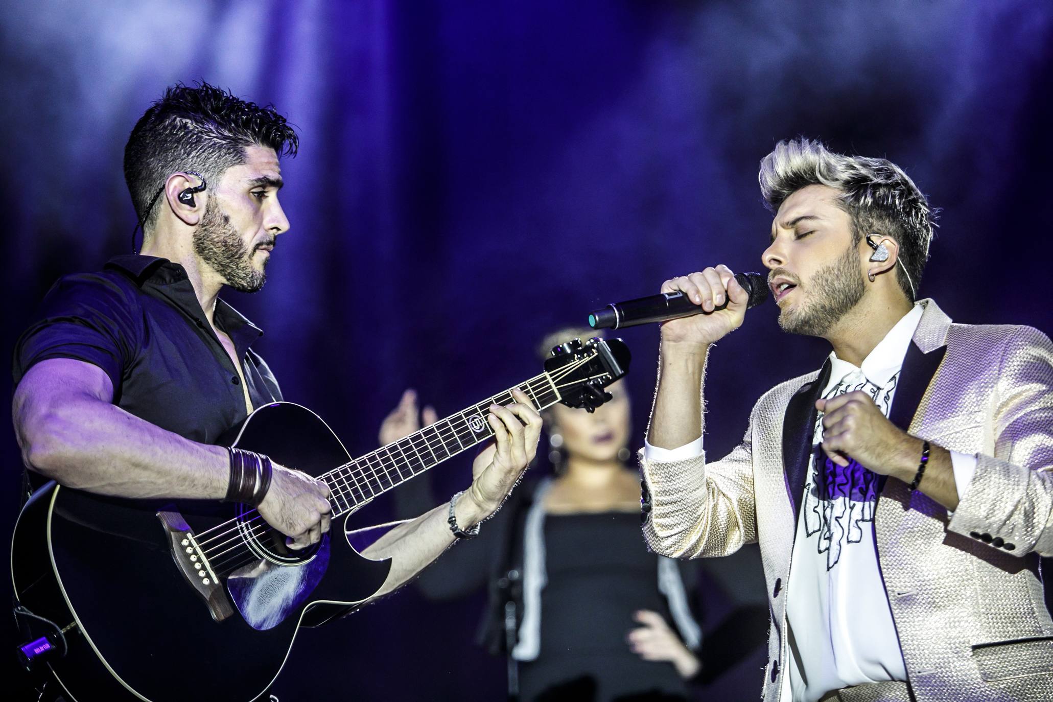 El cantante deslumbró en Logroño con un traje muy llamativo