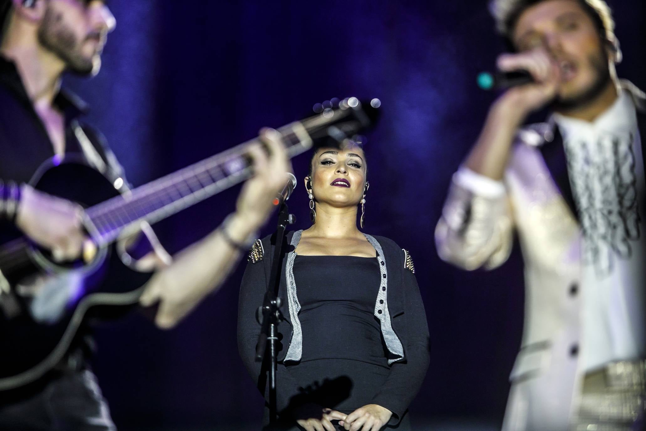 El cantante deslumbró en Logroño con un traje muy llamativo