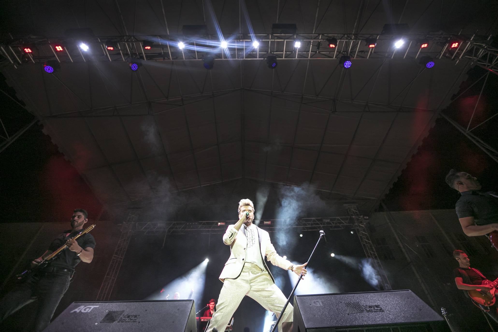 El cantante deslumbró en Logroño con un traje muy llamativo